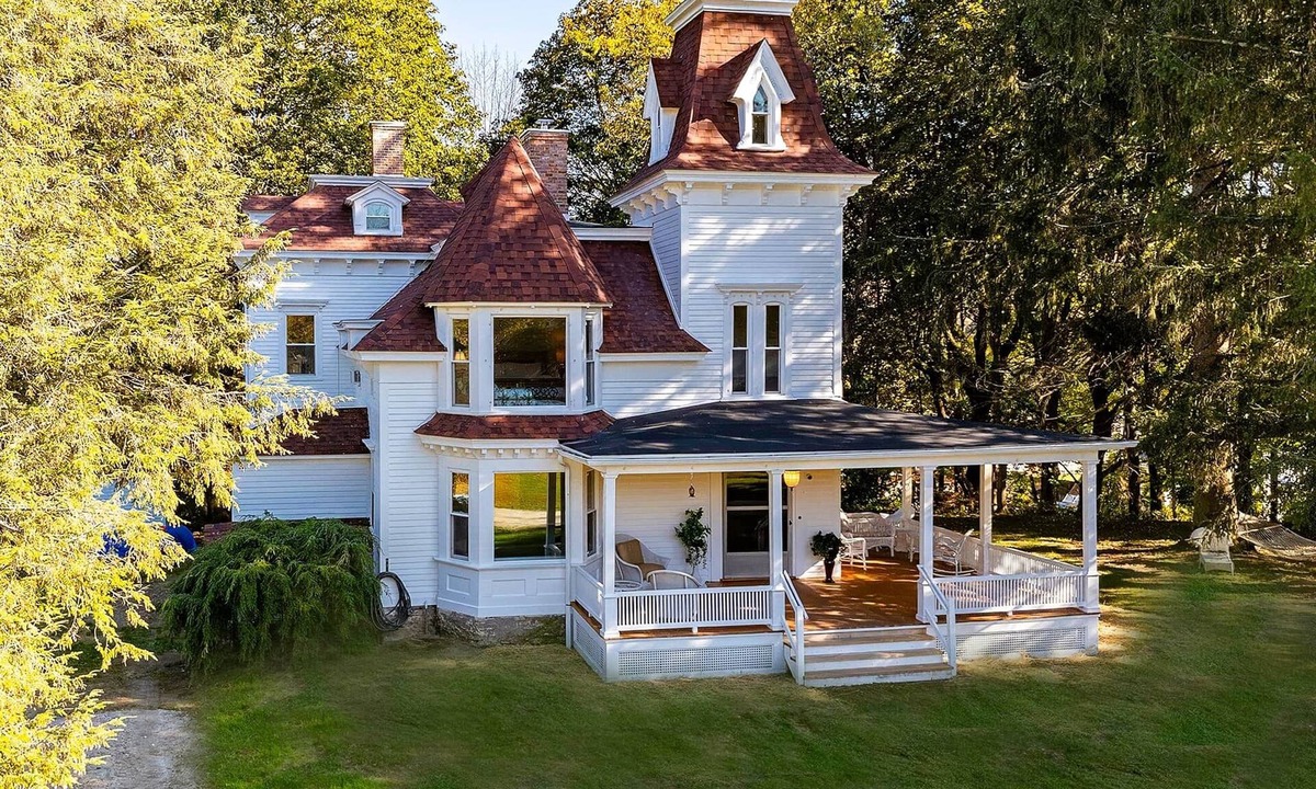 Cheshire House | Renovated Historic Berkshire Gem w/Hot Tub Pool