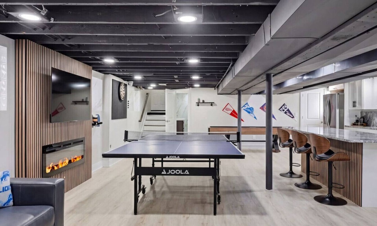 Detroit House | Renovated I Sleeps 25 | 4 Kitchens | Game Room