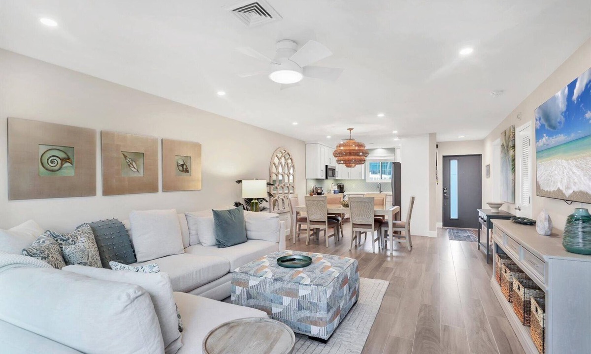Saint Armands Key Condo | Renovated Kingston Arms 2brm Ground floor Walk to beach
