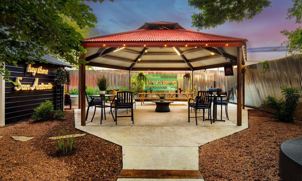Downtown San Antonio House | Renovated Kitchen & Cowboy Pool + Outdoor Space