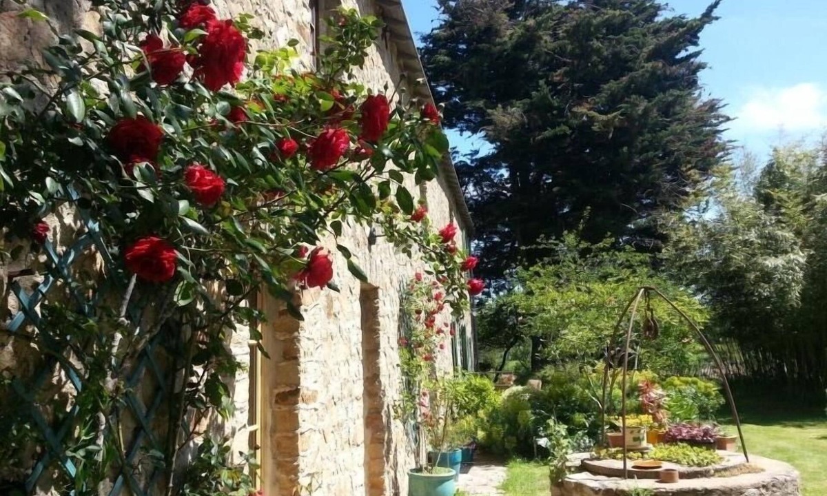Saint-Pere-en-Retz Cottage | Renovated Master House, Quiet Countryside, Modern Comforts, Near Beaches and Nantes Attractions