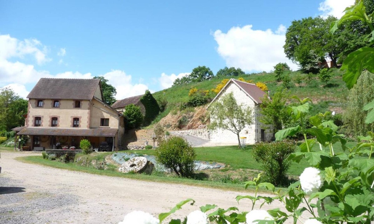 Vernusse Cottage | Renovated mill with shared pool and pet-friendly
