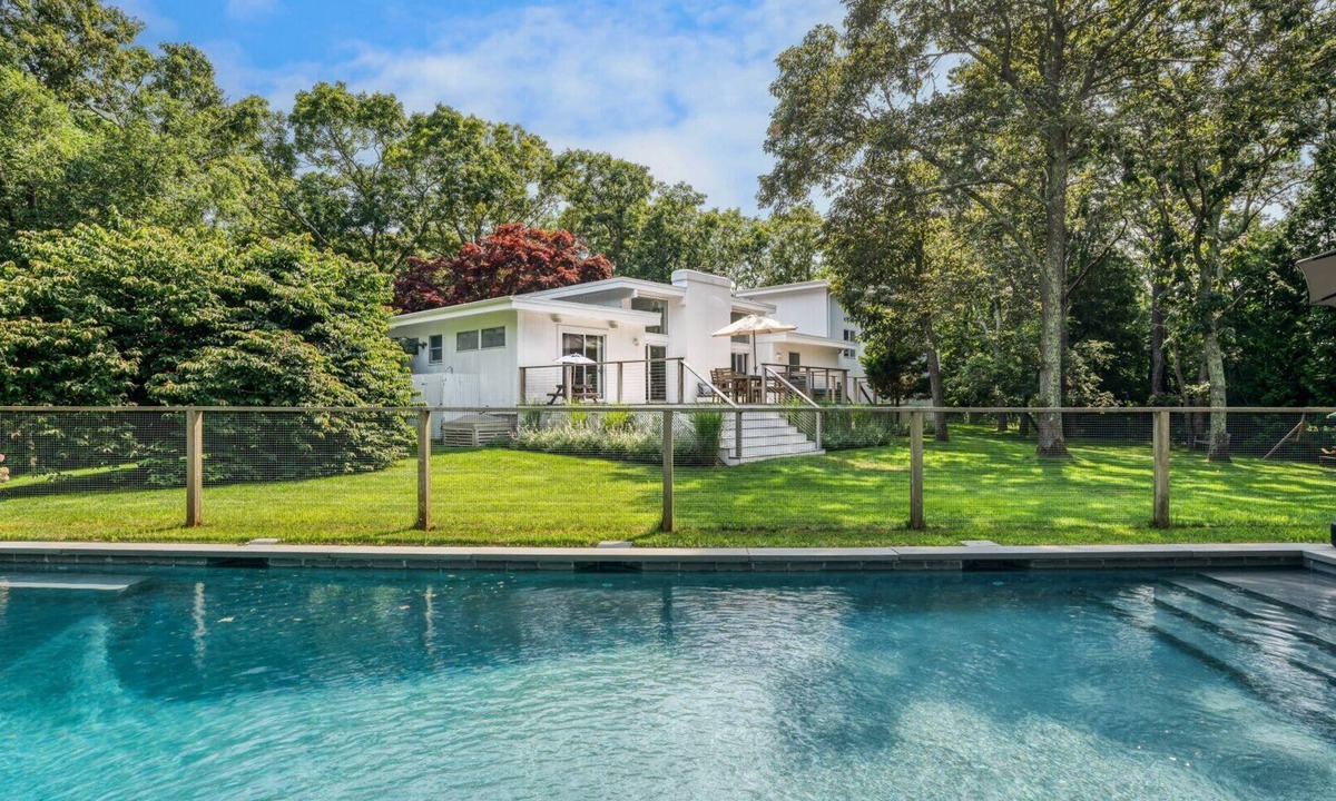 Village of East Hampton House | Renovated modern mid-century ranch, polished landscaping, heated saltwater.