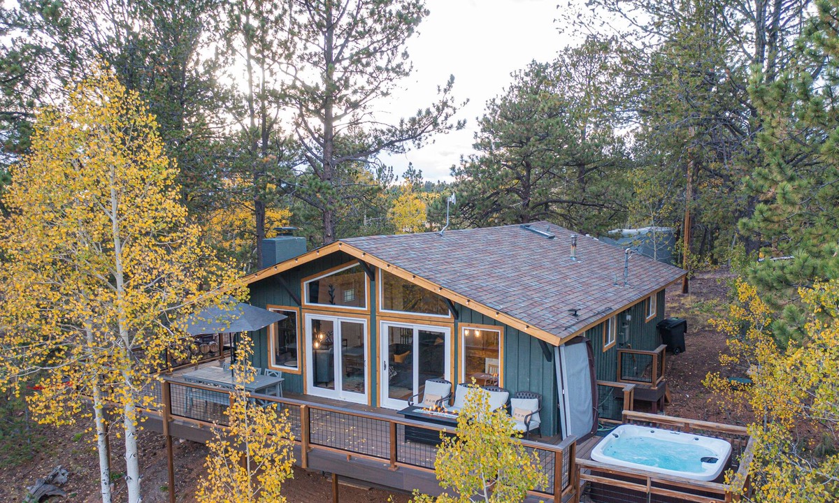 Rainbow Valley House | Renovated mountain-view cabin with hot tub, huge deck, grill, & fireplace