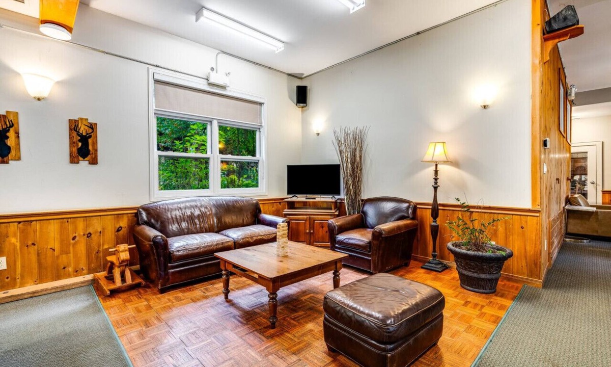 Dwight House | Renovated Muskoka cottage on lakefront - Chumerie