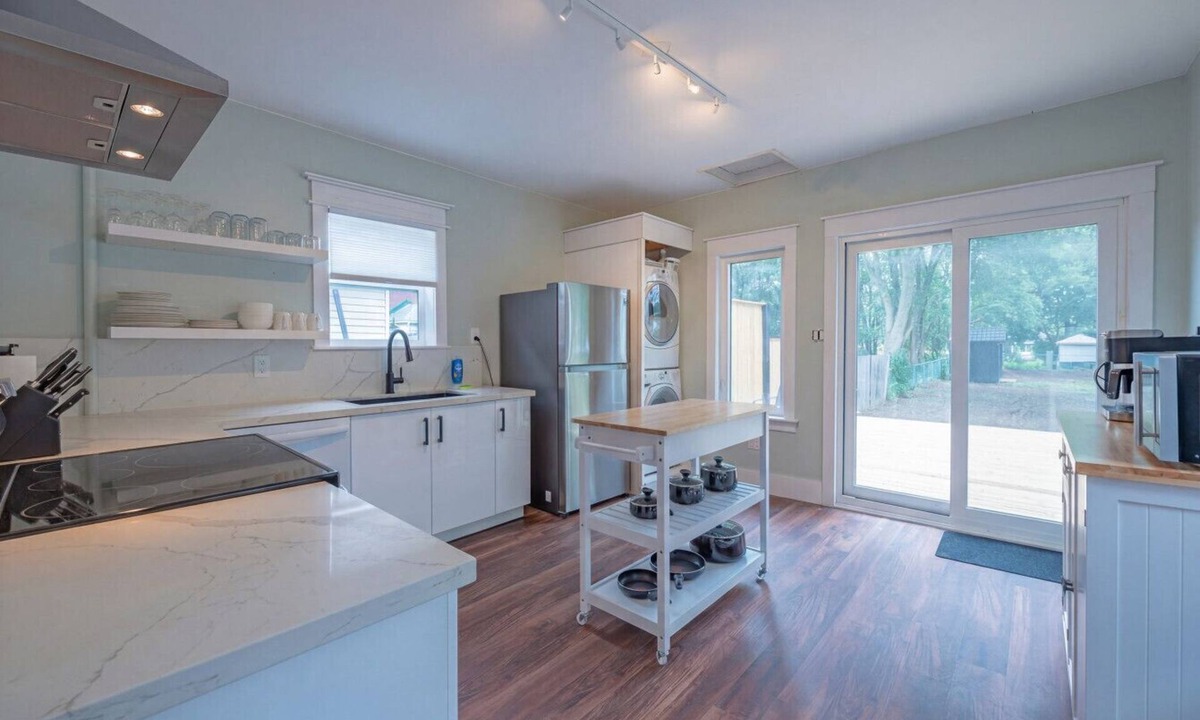 Peterborough House | Renovated, near DT, FAST Wi-Fi, free parking | TS