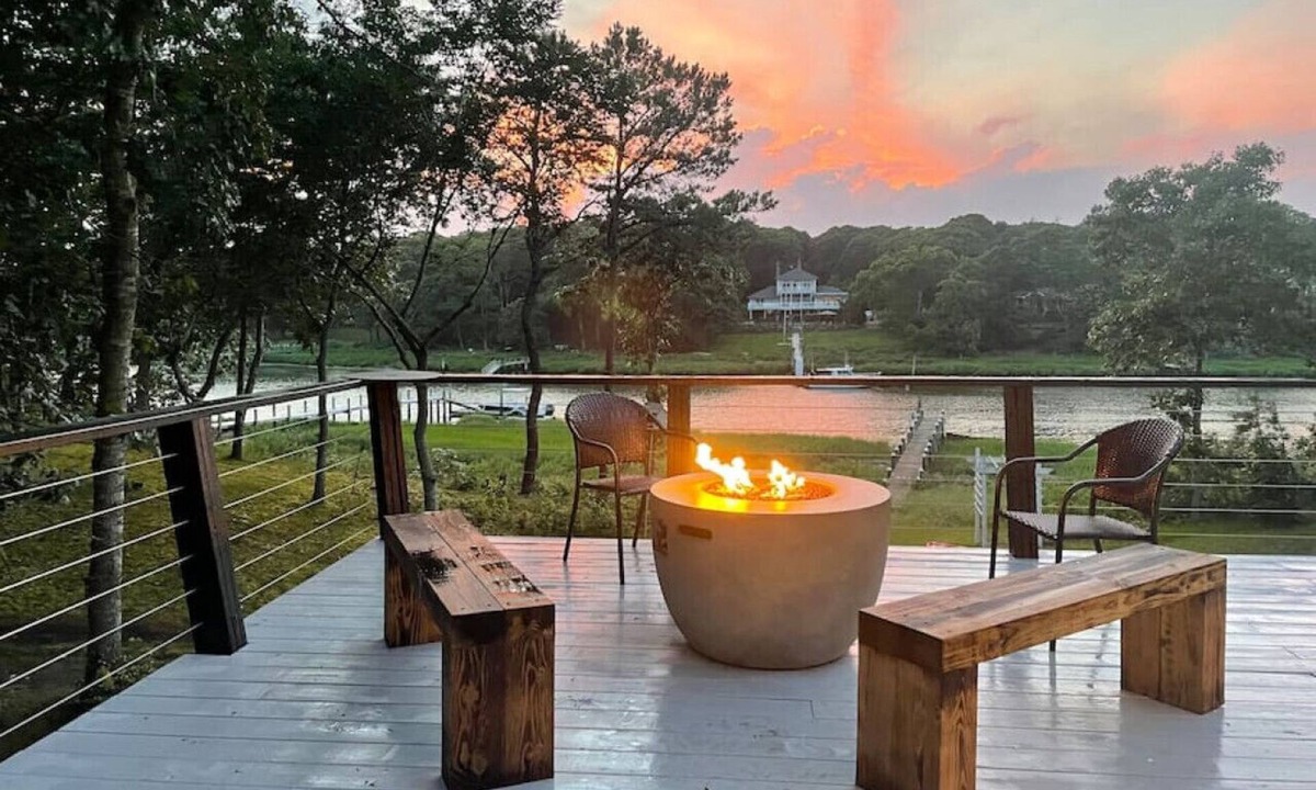 Mattituck House | Renovated North Fork Waterfront Home with Pool