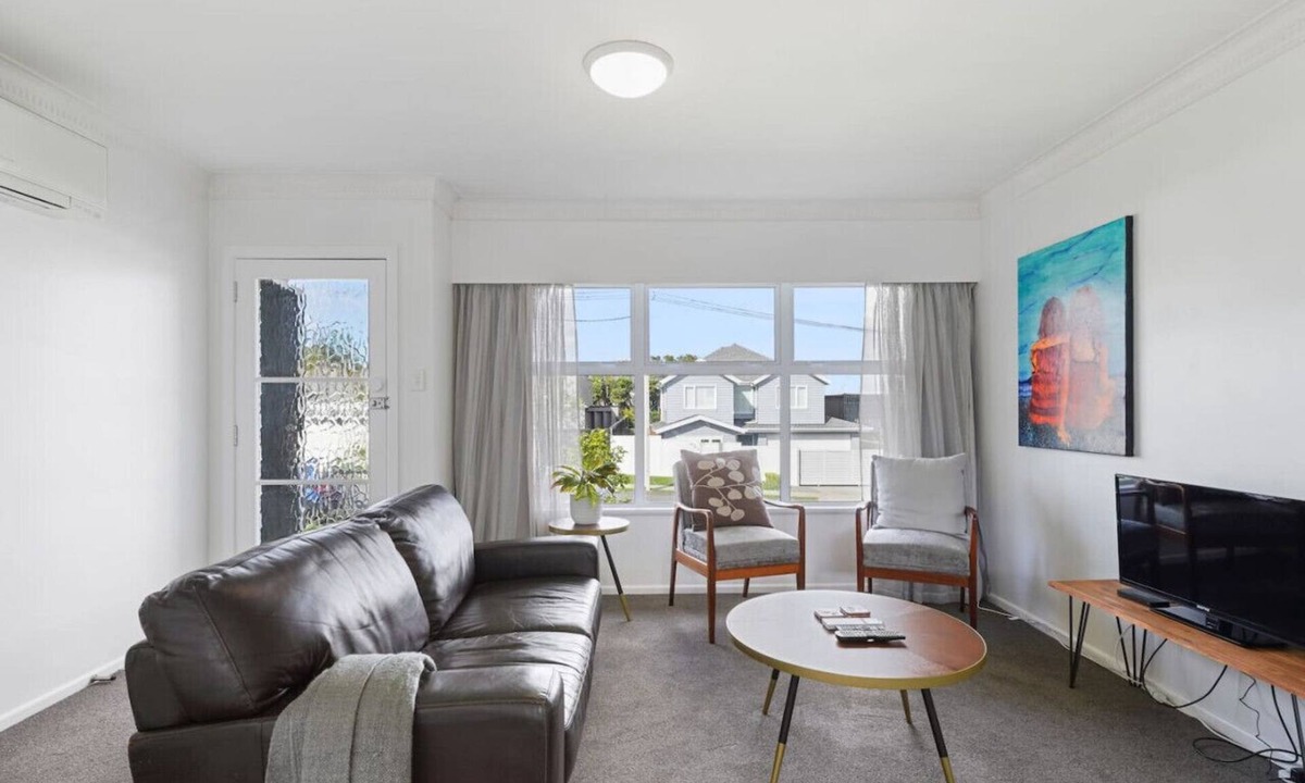 Takapuna Apartment | Renovated Takapuna 2BR Apt | Parking & Skytower