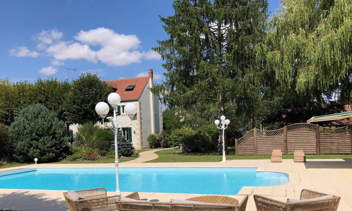Chilleurs-aux-Bois Bed & Breakfast | Renovated old school