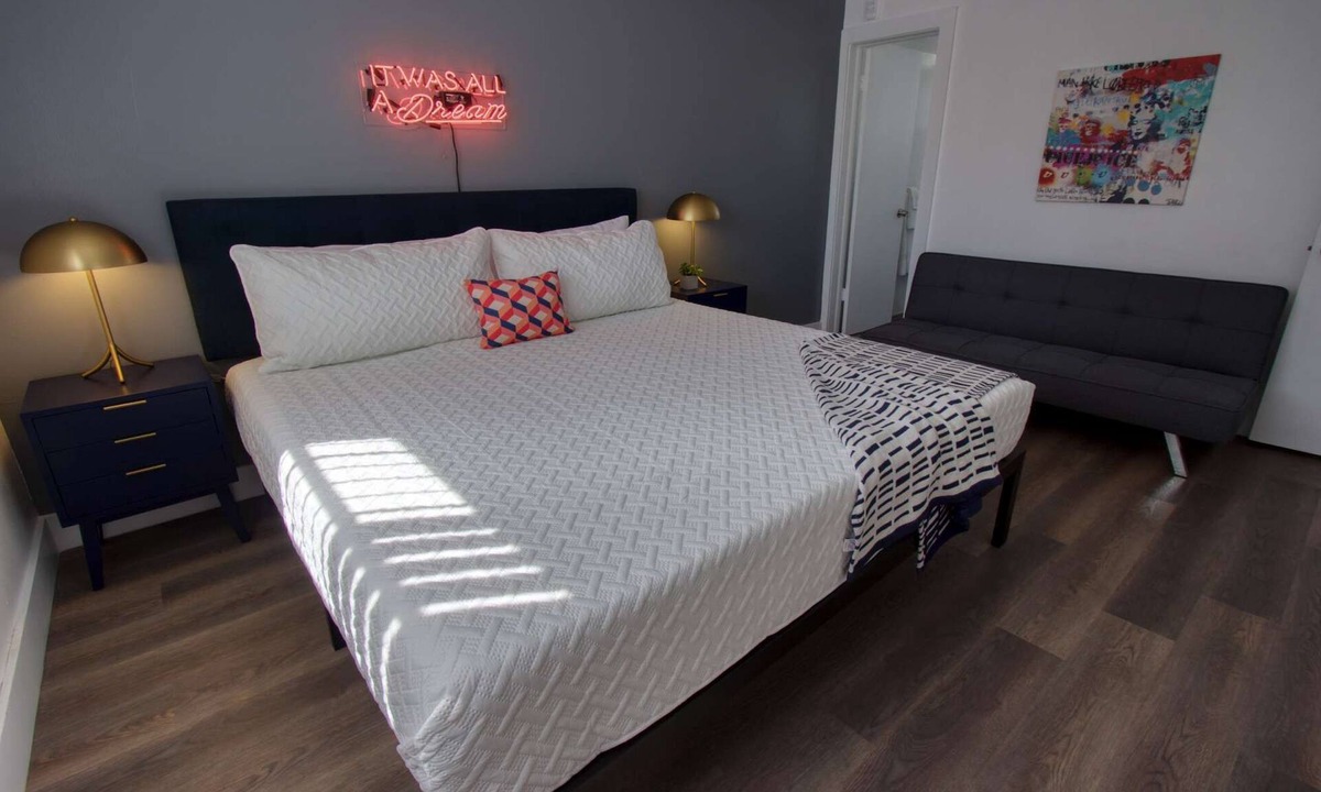 Midtown Condo | ✨ Renovated One Br w/Parking, pool and Balcony