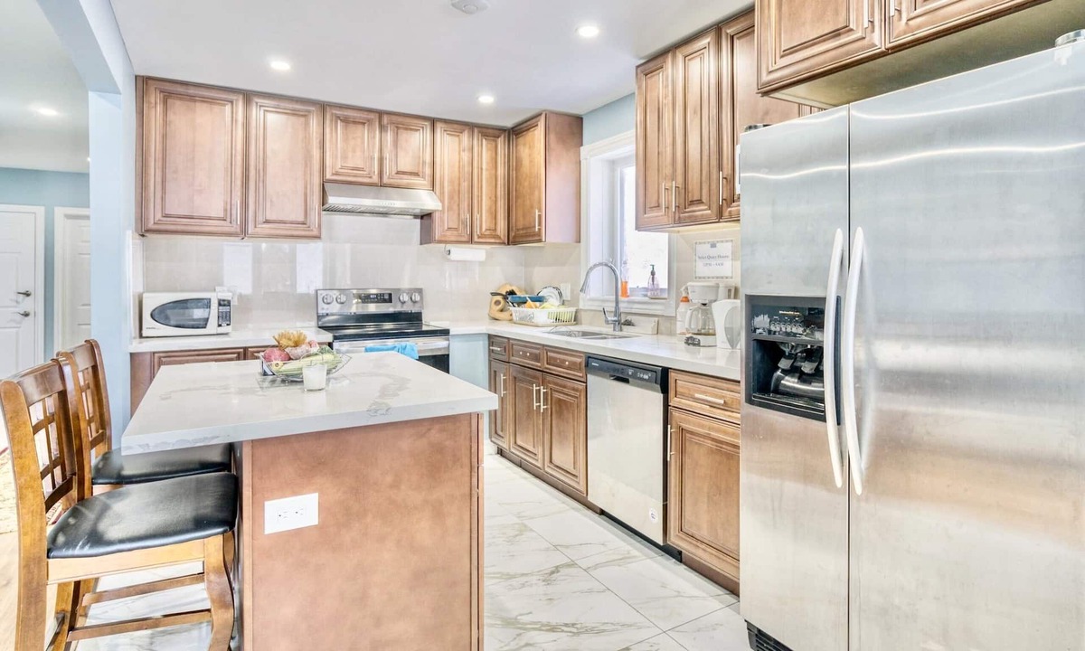 Newtonbrook House | Renovated Rooms 10-min to Finch Subway Near Yonge St