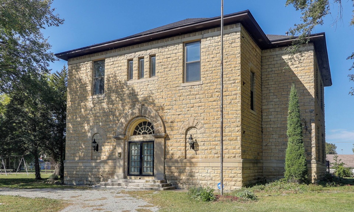 Florence House | Renovated Schoolhouse w/Piano & Private Deck!