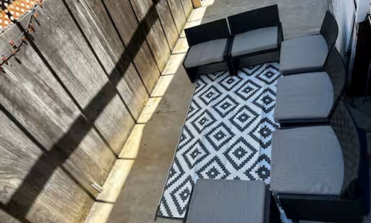 Gibson House | Renovated Spacious 2 Bedroom Apartment Central Hamilton