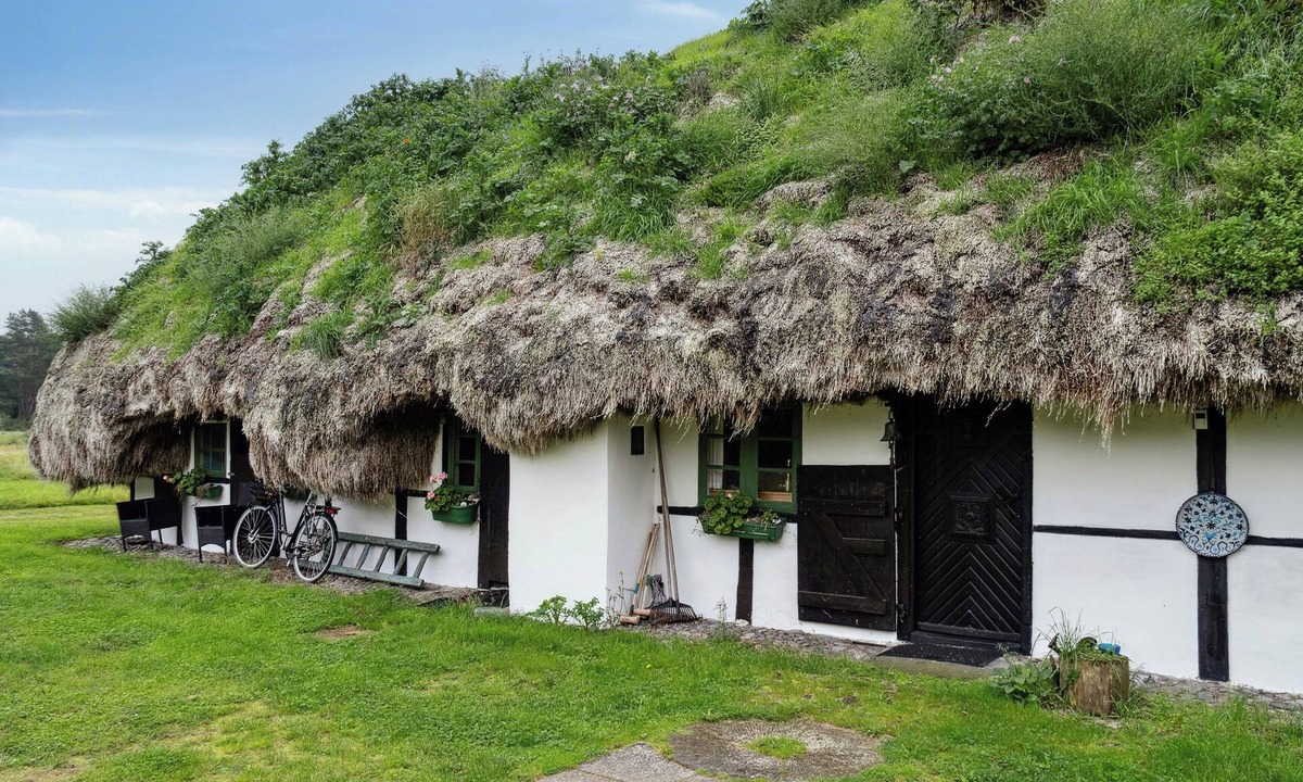Læsø House | Renovated stable with seaweed roof on Læsø