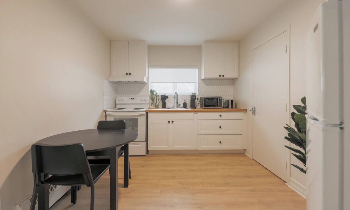 Longueuil Apartment | Renovated studio + parking | Longueuil