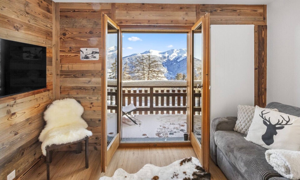 Vex Apartment | Renovated studio with mountain views