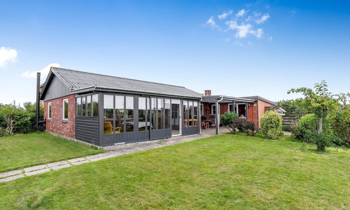Lemvig House | Renoveret Byhus tæt på Vesterhavet, med Udestue, Terrasse og Have ud til Marken