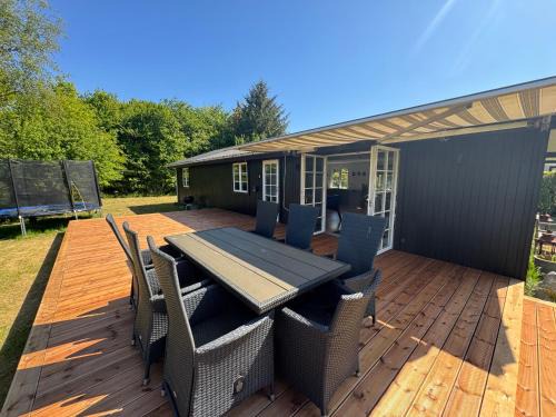 Kirke Hyllinge House | Renoveret sommerhus nær fjord - Stor terrasse, have & plads til 7 gæster