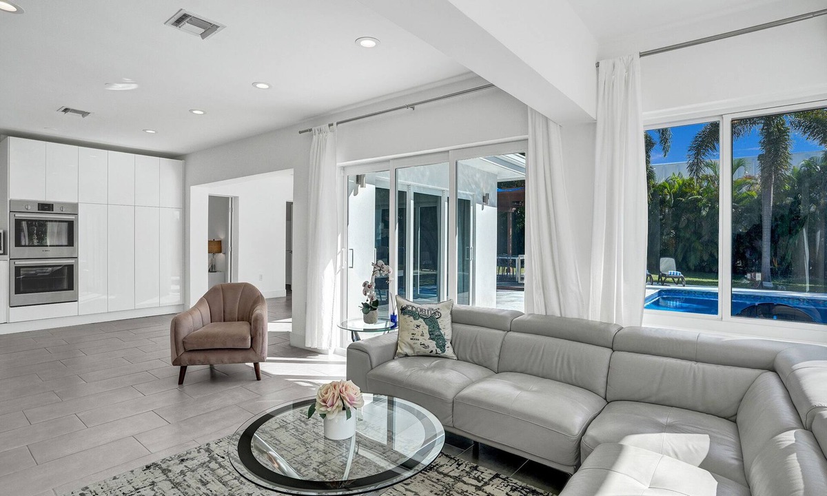 Central Business District House | RENT LUXE 5 STAR HEATED POOL + OVERSIZED PRIVATE BEACH SAND VOLLEYBALL COURT!
