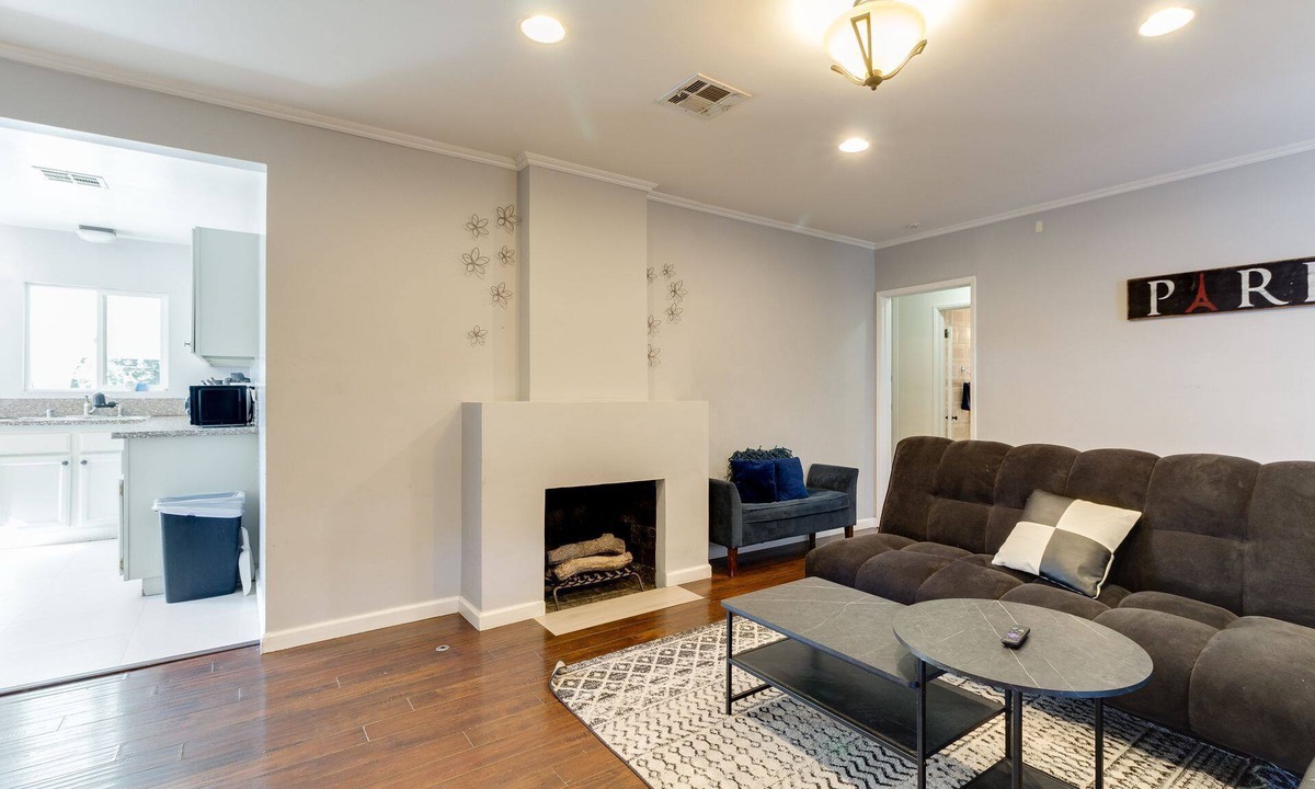 Reseda House | Reseda Large Home