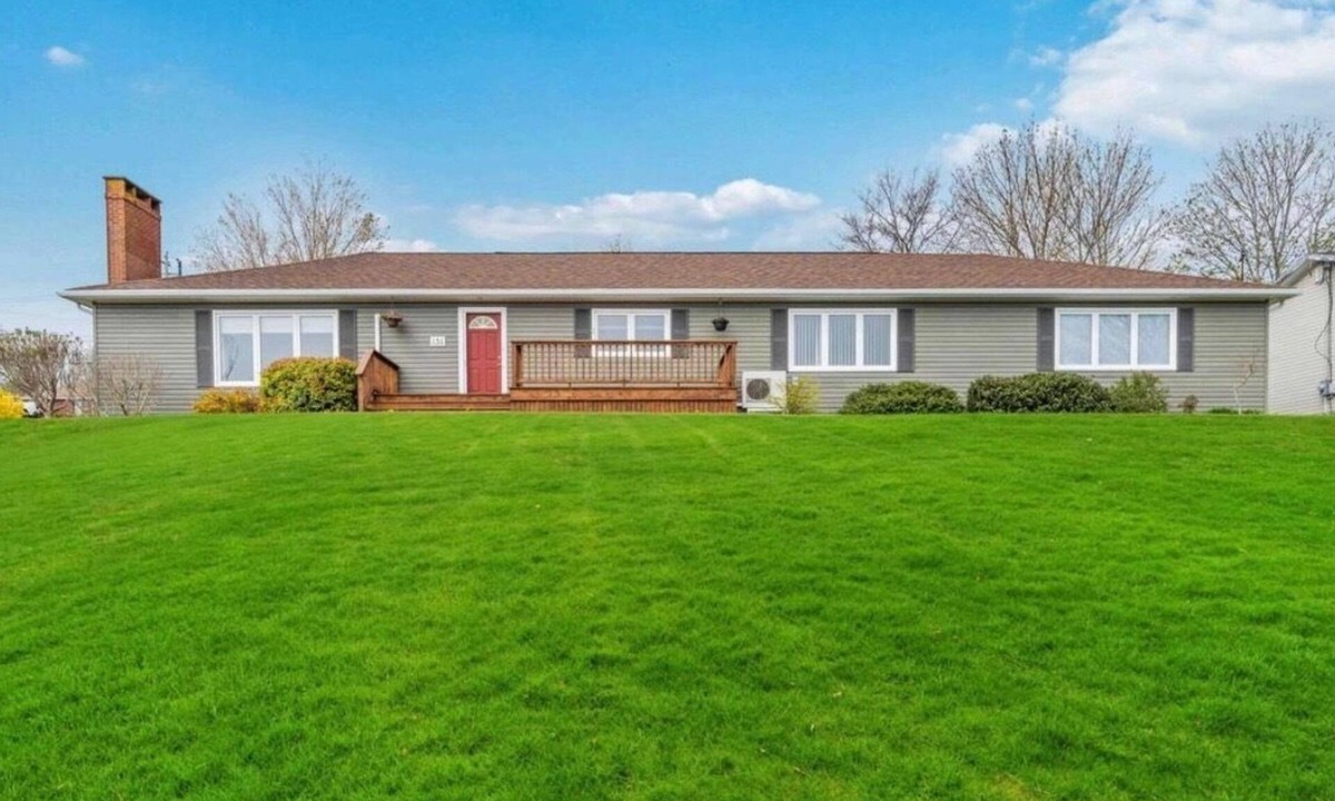Digby House | RESIDENCE@151n3-bedroom home in captivating Digby Town, WiFi, AC, Streaming.