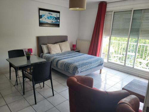 Bas-Vernet Apartment | Residence d'Anjou - Grand studio avec clim, balcon et parking privatif