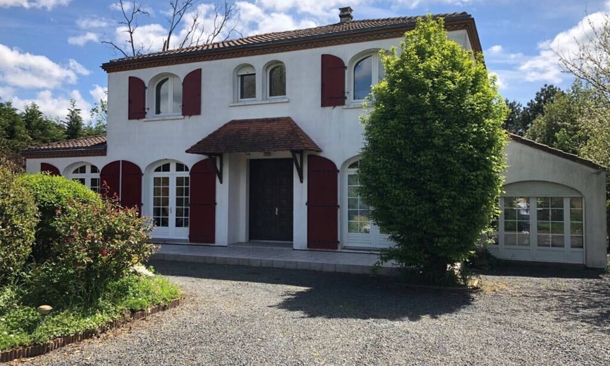 La Tourlandry House | RESIDENCE LE CHIRON and its swimming pool