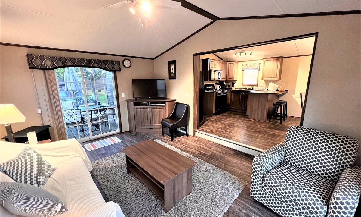Queenston Cottage | Resort near wineries, river, trails! Large Pool!