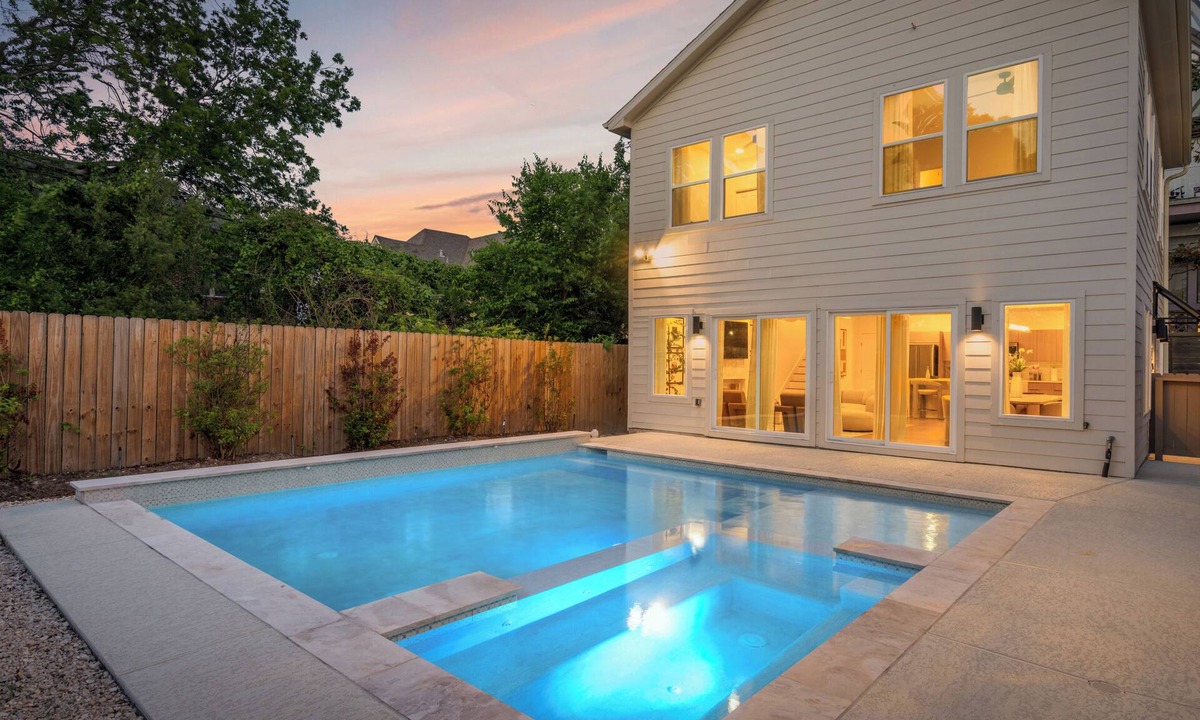 South Central Houston House | Resort-Style 3BR Ensuites Slps7 Pool& Gated BBQ