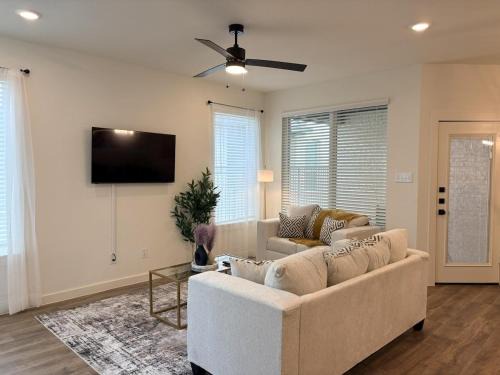 Barrett House | Resort-Style 3BR Near Angel Lagoon