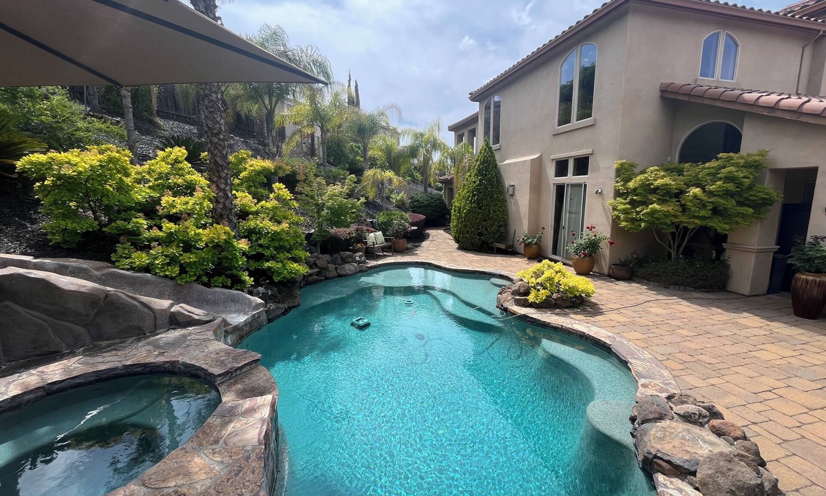 Folsom House | Resort style 4 bedroom home in Hillcrest gated community with pool and spa