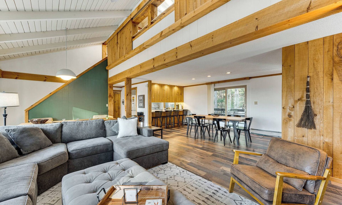 Quechee House | Resort-Style Community! Quechee Chalet w/Deck