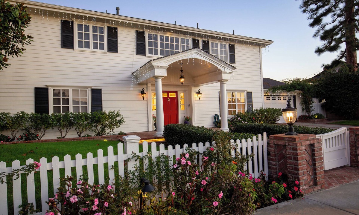 North Tustin House | Resort-Style Pool+Spa Sleeps 8 Near Disneyland & Beaches Private Backyard Oasis