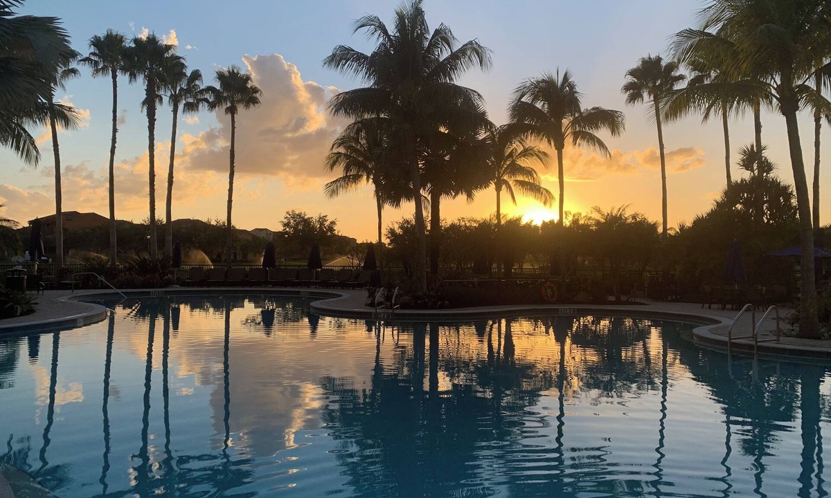 Biggar House | RESORT STYLE POOLS, TIKI BAR, TENNIS COURTS, MOVIE THEATER, GYM & MORE!