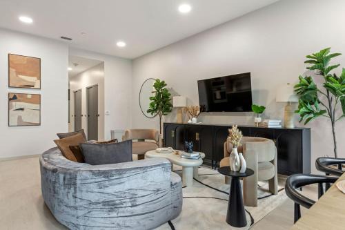 Downtown Cleveland Apartment | Resort Style Property 2B 2B walk to Everything!