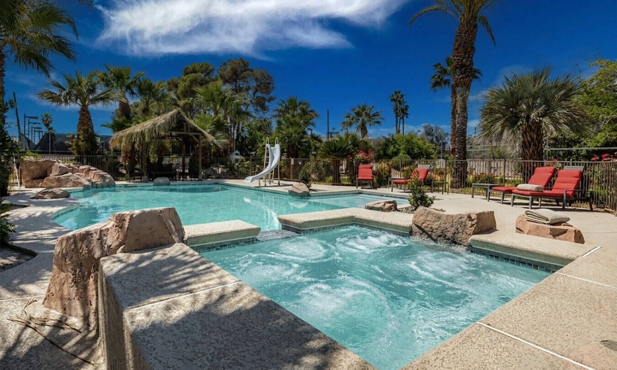 Las Vegas House | Resort style Villa for Families & Groups with Pool, Spa, Basketball, Mini golf