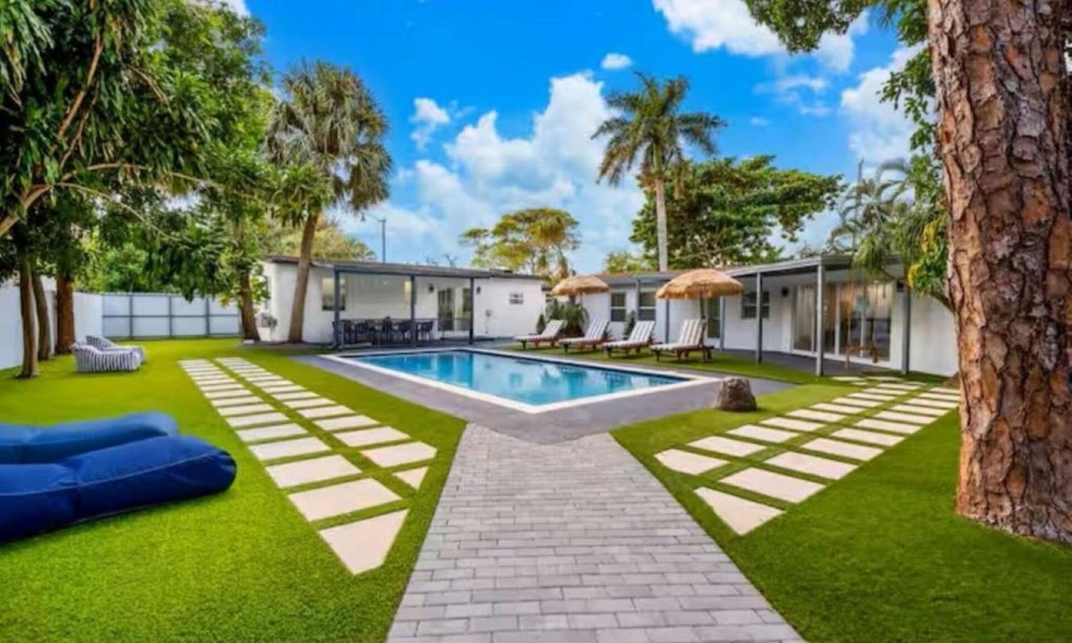 Pompano Beach Villa | Resort Villa Modern Pool Outdoor Dining