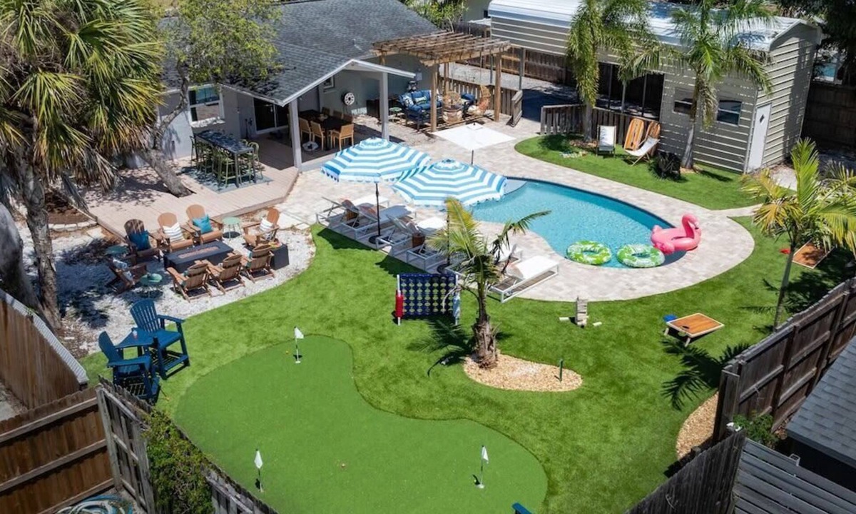 Palma Sola House | Resort Yard! Mini Golf ~ Heated Pool~Fire Pit