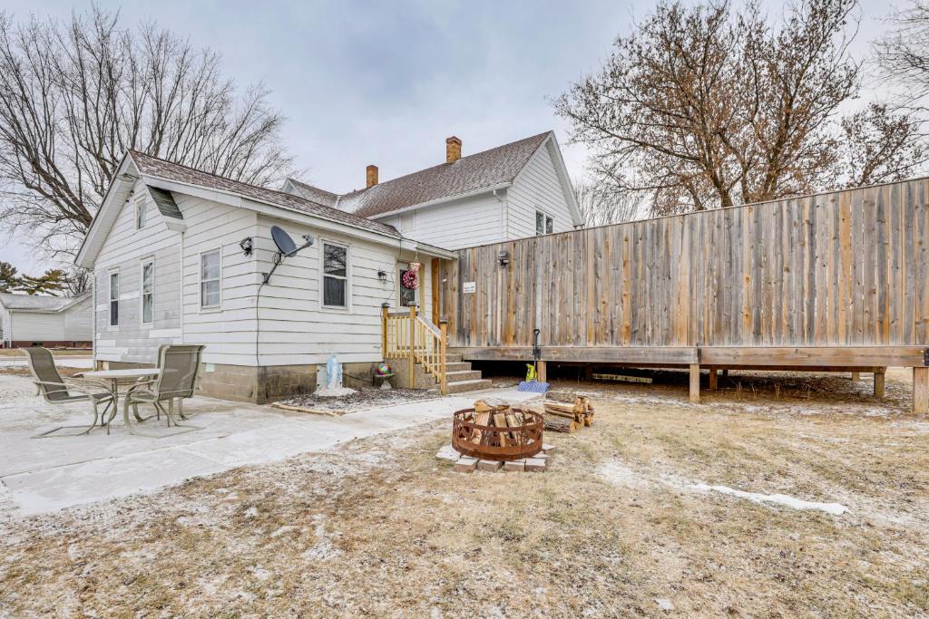 Leland Apartment | Restaurant On-Site North Freedom Apt with Yard!