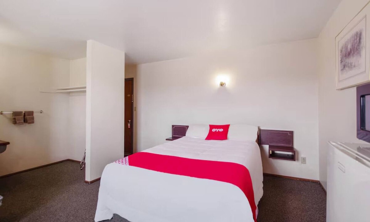Cheyenne Wells Hotel | Restful Nights at Comfortable + Budget-Friendly Queen Room