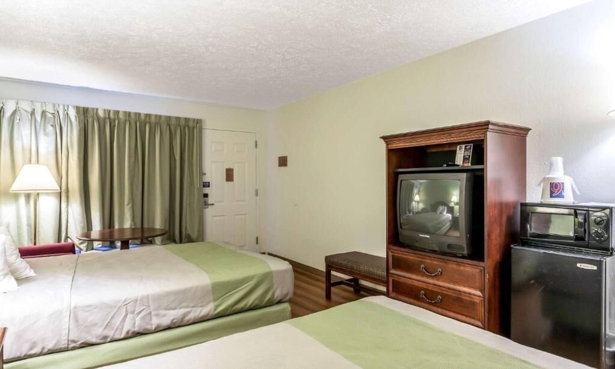 Edgewood Hotel | Restful Room w/Pet-Friendly Options, Free Breakfast & On-Site Dining