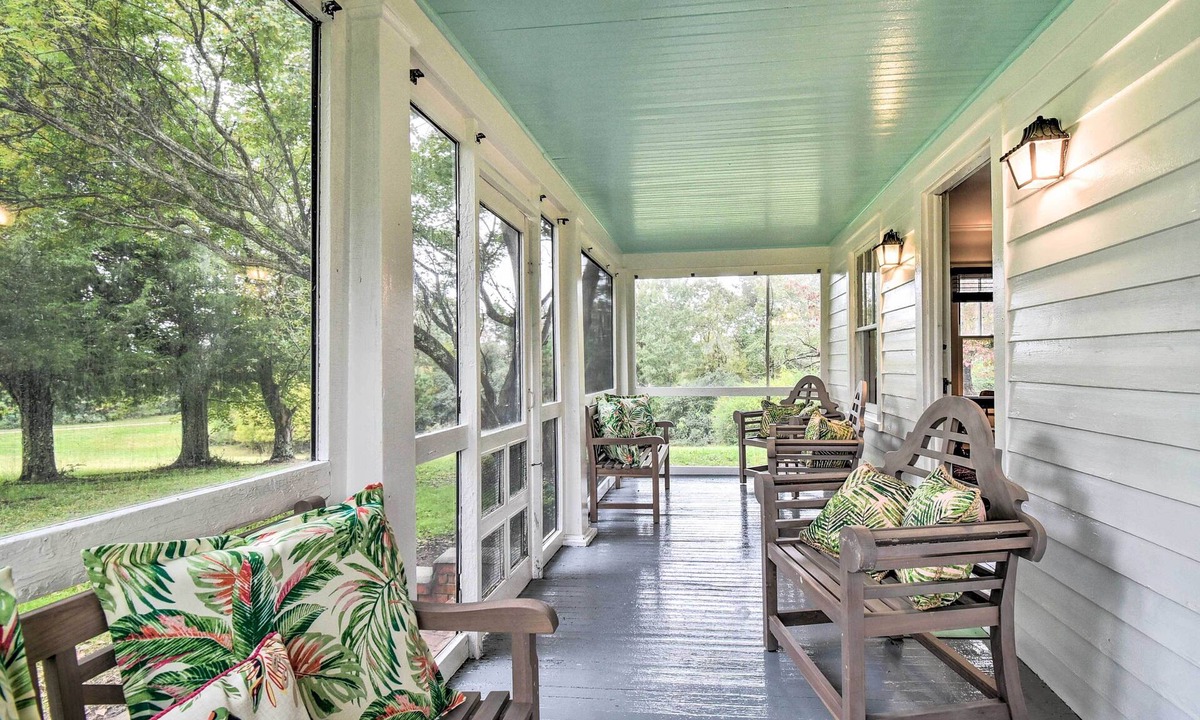 Hayes Cottage | Restored 1920's Cottage on 1 Acre w/Fire Pit