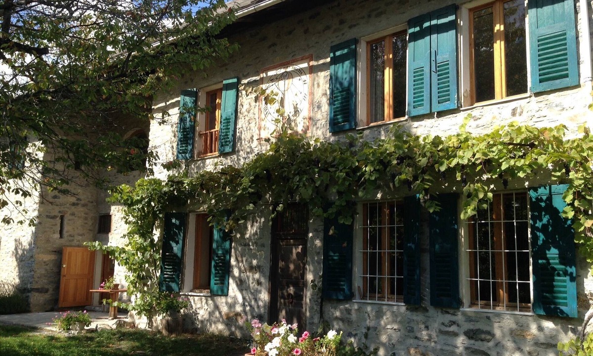 Les Thuiles House | Restored farmhouse with large garden near Barcelonnette