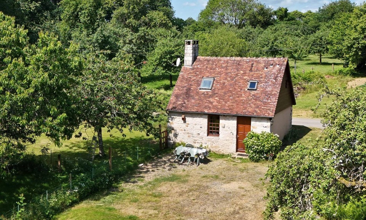 Champsecret Cottage | Restored old house with wood stove and pets allowed