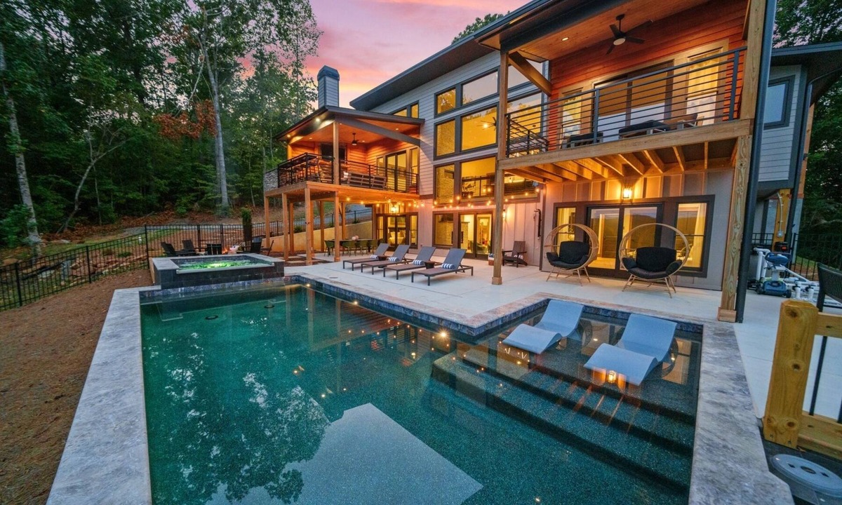 Ellijay Cabin | Retreat at Clear Creek ~ Outdoor Pool & Pickleball/Basketball Court!
