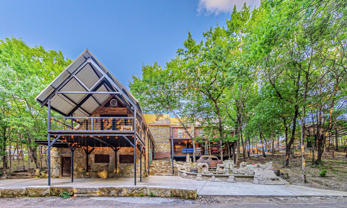 Midlothian House | Retreat Hidden Bridge | A Retreat DFW Experience
