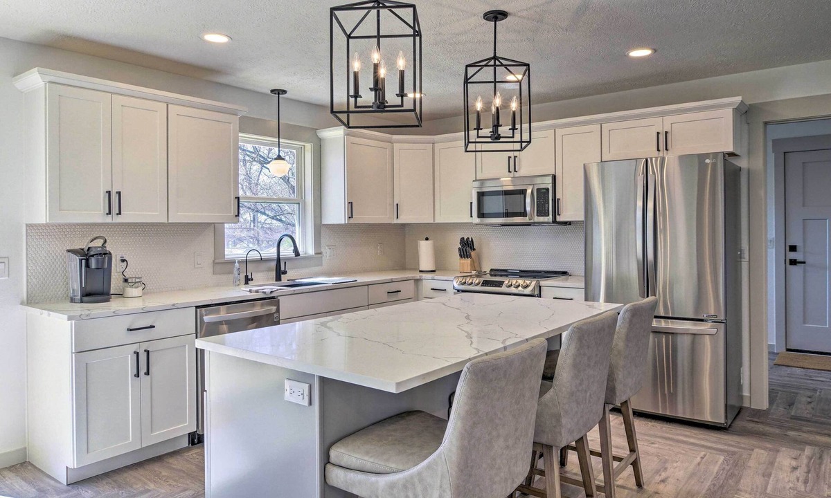 Springfield Cottage | Retreat w/Deck ~ 9 Mi to Downtown Springfield