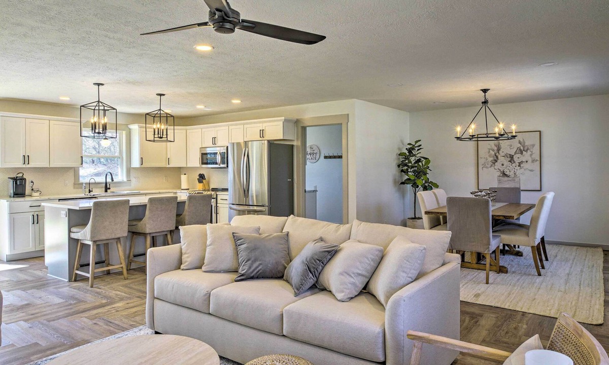 Turners House | Retreat w/Deck ~ 9 Mi to Downtown Springfield