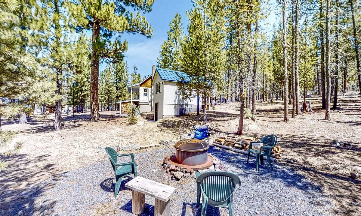 Crescent Cabin | Retreat w/ firepit, enclosed yard, kitchen, & W/D