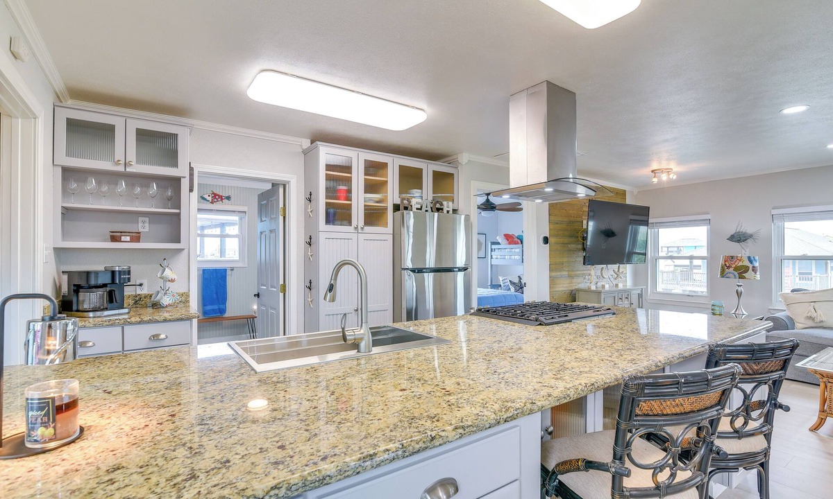 Crystal Beach Cottage | Retreat w/Hot Tub & Fenced Yard: Walk to Beach